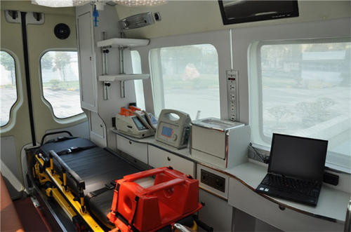 克孜勒苏救护车内部